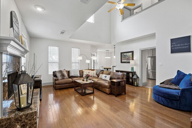 Building Photo - Stunning Townhome in Coves at Columbian Club