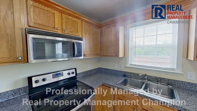 Building Photo - Charming 4 BD/2.5 BA with Wrap Around Porc...