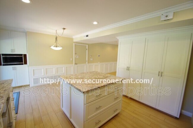 Building Photo - 5827 Fairhaven Ave