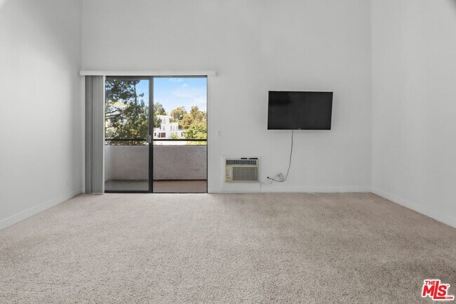 Building Photo - 10982 Roebling Ave