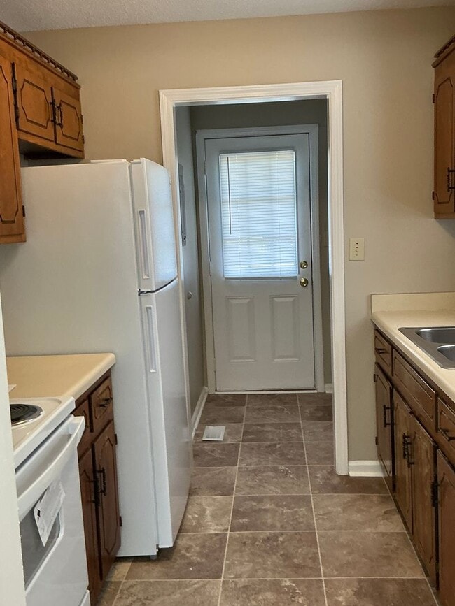 Building Photo - 575 Brady Dr