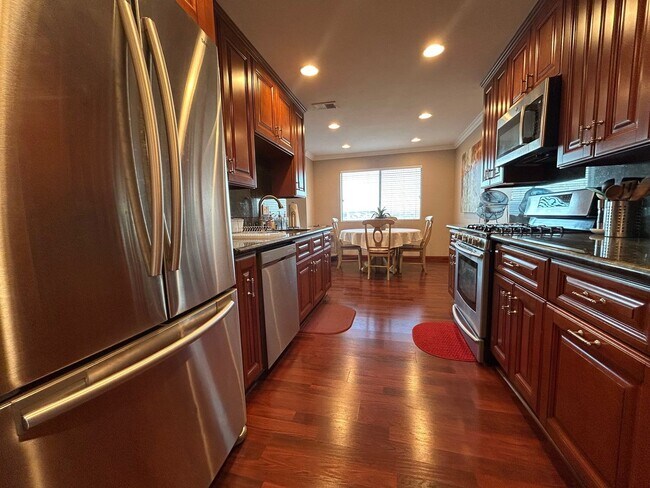 Building Photo - Rent Today!! Stunning 3-Bedroom Condo with...