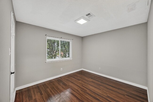 Building Photo - "Charming 3-Bed Oasis with Modern Touches & Granite Elegance in Houston!"