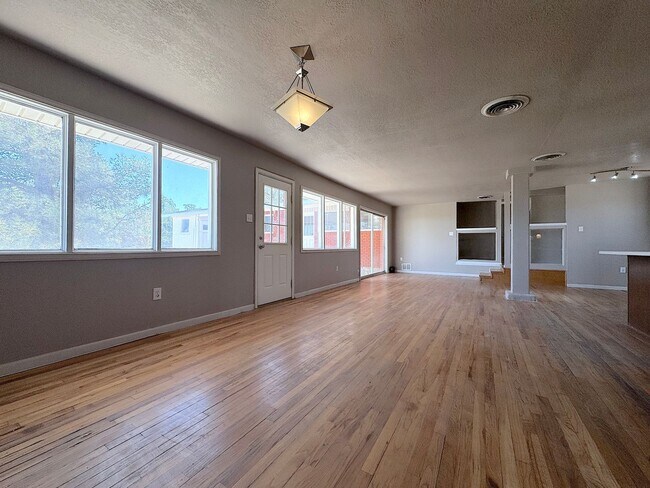 Building Photo - Northeast El Paso 3 bed/2bath in Mountain Park Neighborhood!