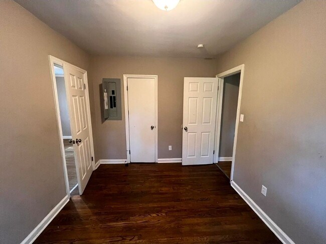 Building Photo - Charming Home with Front & Rear Porches overlooking large yard!!