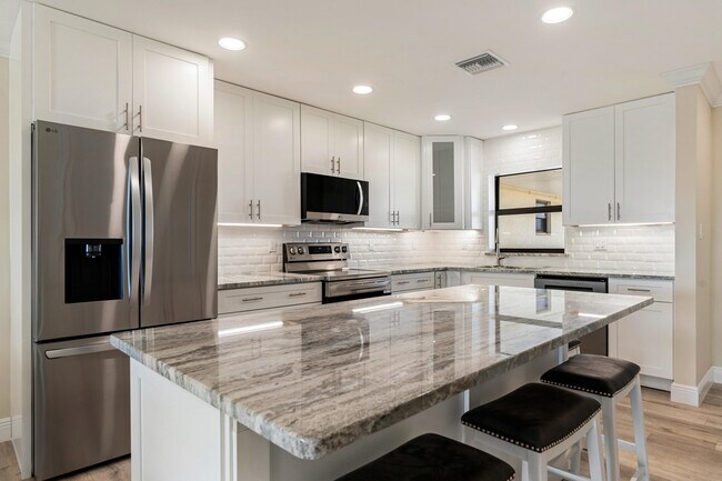 Building Photo - 5300 Jimmy Buffett Mem Hwy