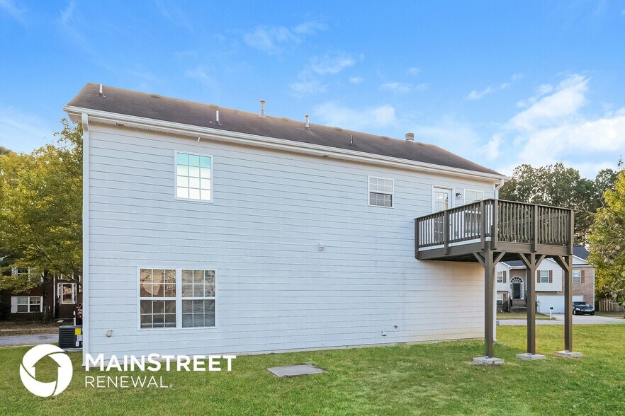 Building Photo - 2000 Redwood Trace