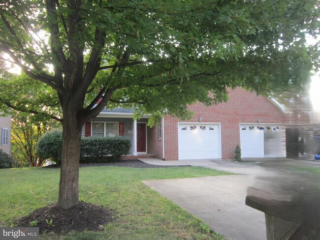 Building Photo - 2040 Stoneleigh Dr
