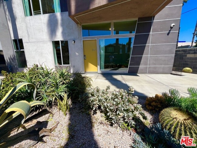 Building Photo - 501 N San Vicente Blvd