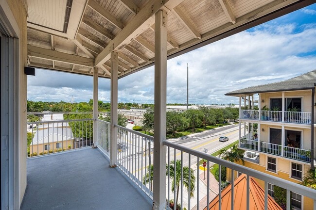 Building Photo - Top Floor Waterfront Condo - Renovated 1 B...