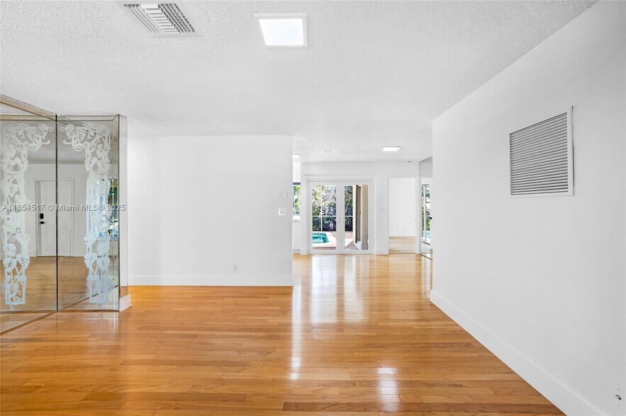 Building Photo - 2020 NW 33rd Ct