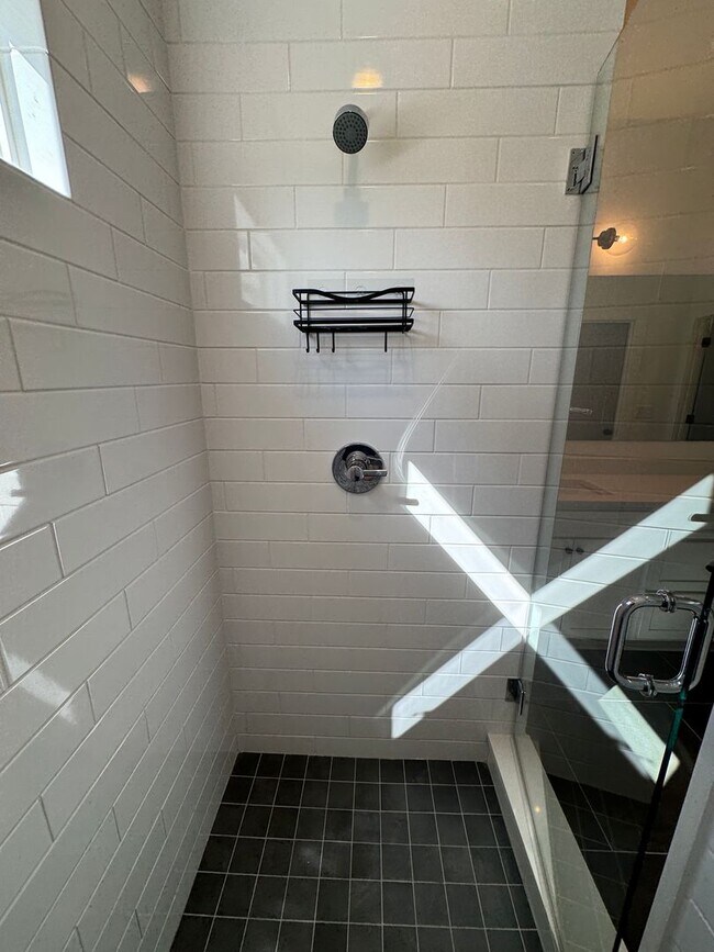 Building Photo - 3 bed. 2.5 bath in East Nashville ready fo...