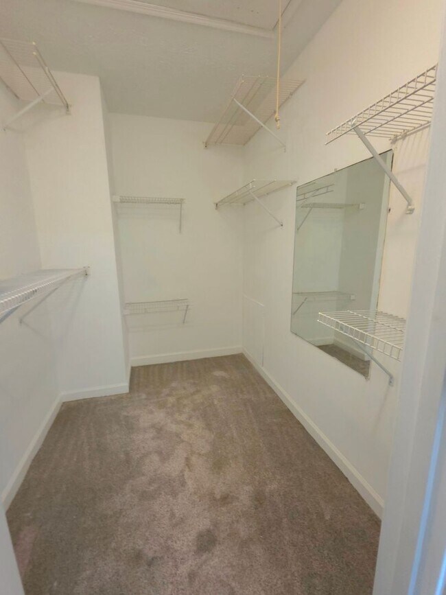 Building Photo - Move in Ready 3 Bedroom Townhouse in Yorktown!