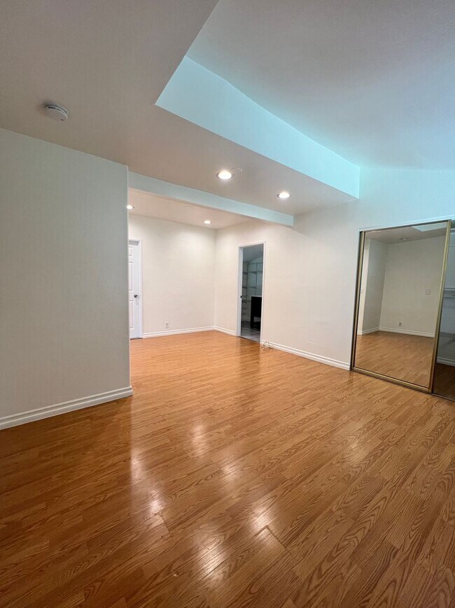 Building Photo - 711 Maltman Ave