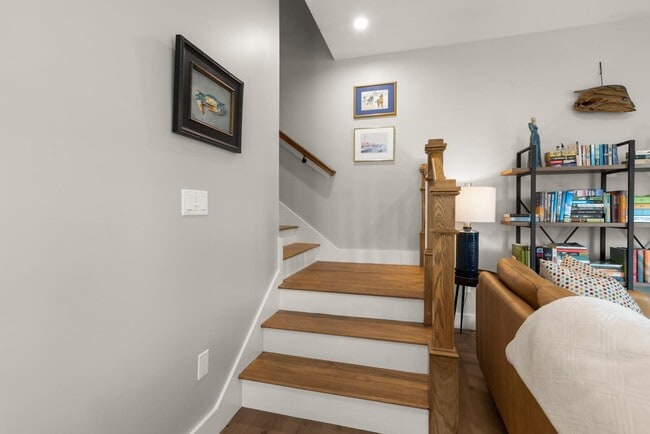 Building Photo - 28 Little Bay Dr