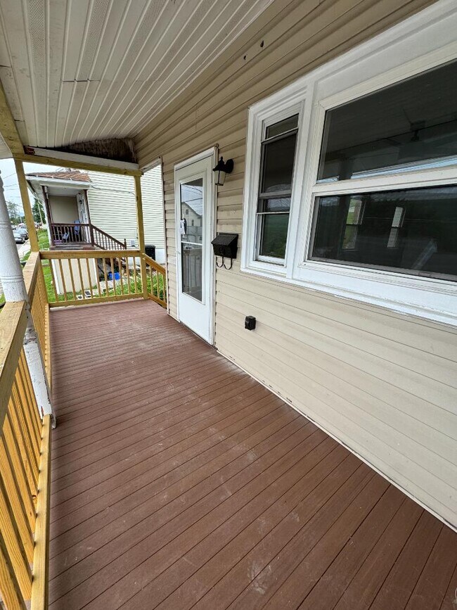 Building Photo - 105 E Railroad St