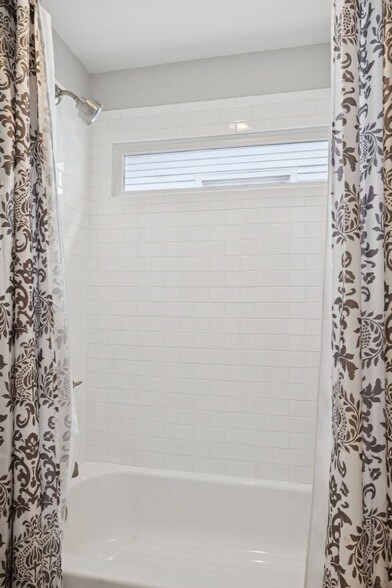 Building Photo - 2310 Vaulx Ln