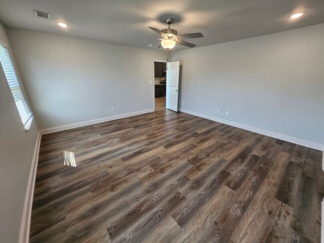 Building Photo - Move-in Special: 50% off second full month...