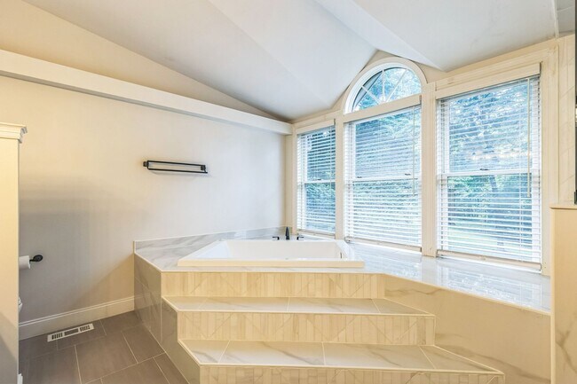 Building Photo - Spacious 5BR House in Pottstown