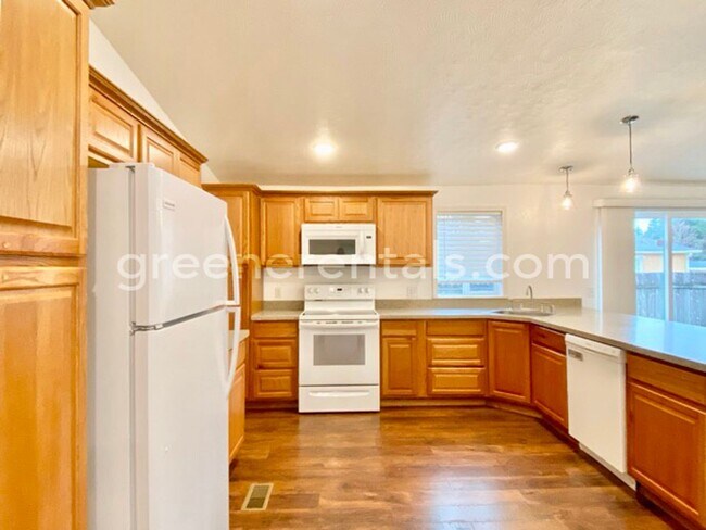 Building Photo - 6733 5th Ct SE