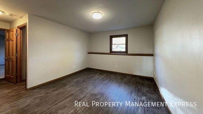 Building Photo - 4 bed 2 bath home with attached garage!