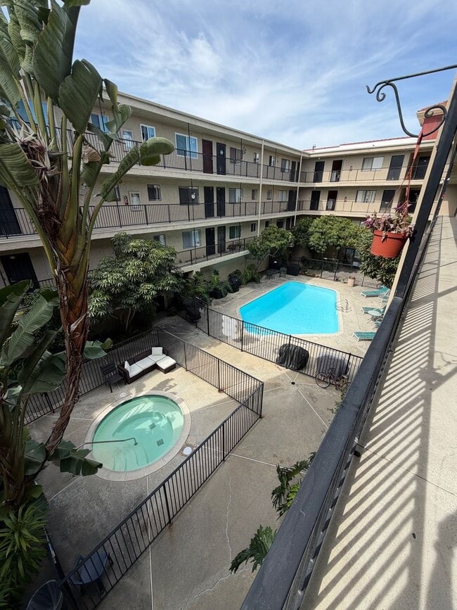 Building Photo - Updated 2 Bedroom 2 Bathroom Condo with Pool, Spa and Parking. Offering 6 month lease.