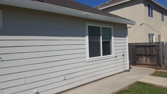 Building Photo - 4 Bedroom Home