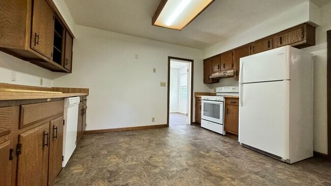 Building Photo - $2,100 | 4 Bedroom, 2 Bathroom Multi Floor...
