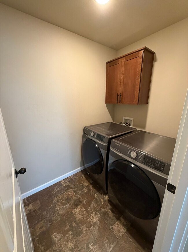 Building Photo - Must See 4 Bedroom!