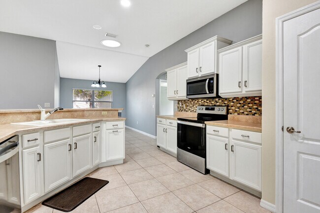 Building Photo - 11 Manderley Ln