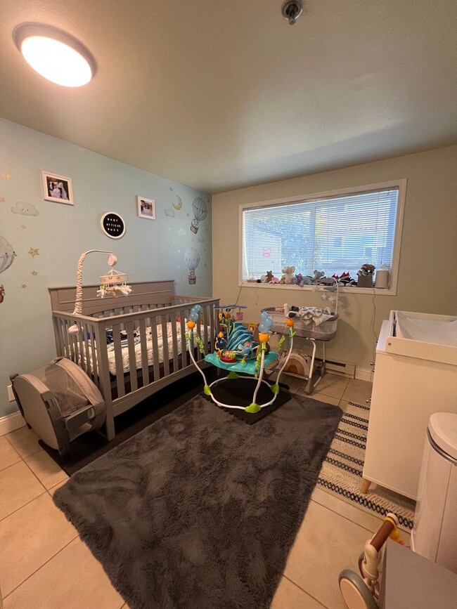 Building Photo - Welcome to Renton Ridge, 3 bed 2 bath with...