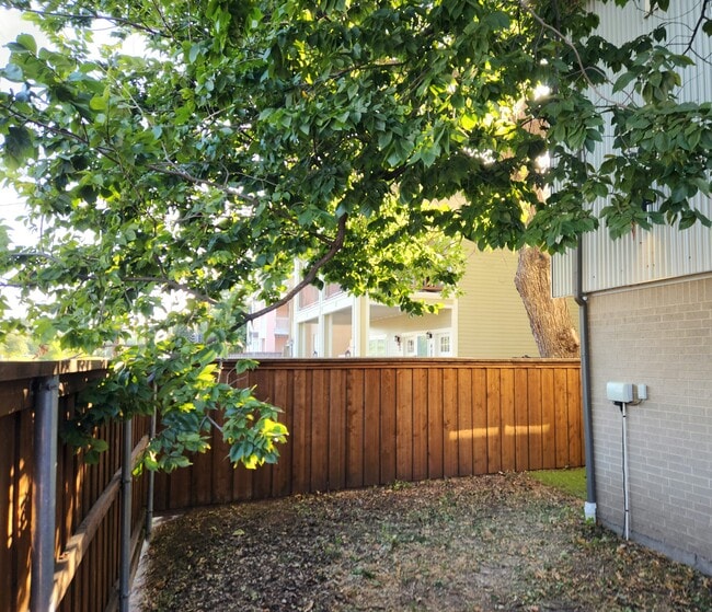 Building Photo - 1292 N Prairie Ave