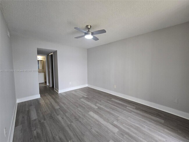 Building Photo - 1400 Jefferson Dr