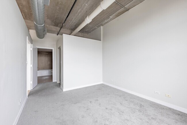 Building Photo - 811 W 15th Pl