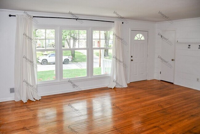Building Photo - 3 Bed, 1 Bath Home with Garage in Prime Kansas City Location