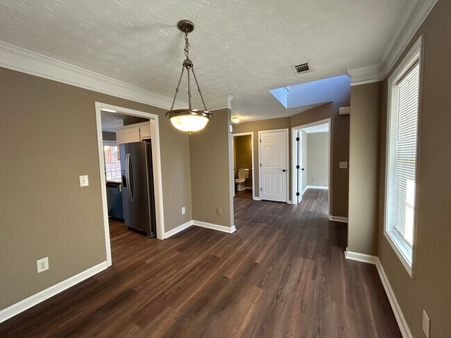 Building Photo - 1536 Ravens Run - Recently Renovated! Bran...