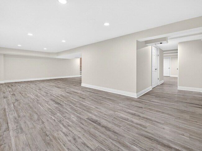 Building Photo - 800 Ridgemoor Dr