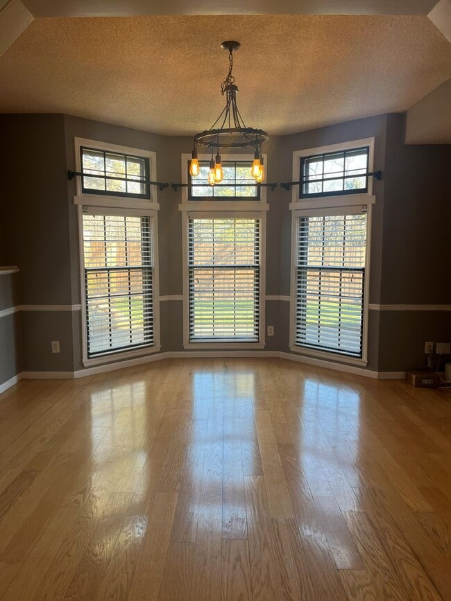 Building Photo - 3 bed 2.5 bath townhome off Bob Billings!