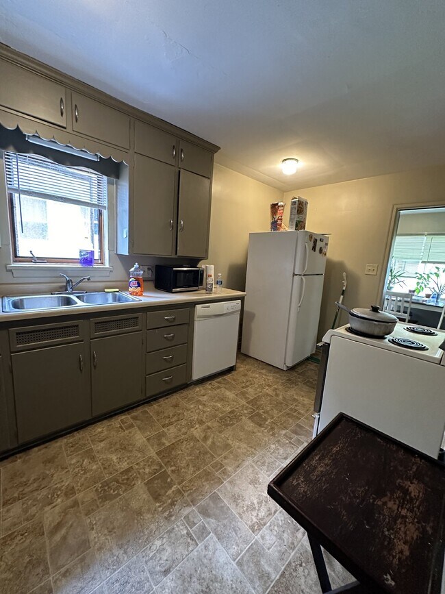 Building Photo - One Bedroom One Bath Unit in Triplex near Downtown and UWEC!
