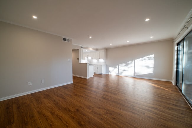 Building Photo - 750 Shaker Dr