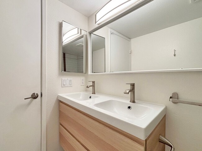 Building Photo - Beautiful 3BD/2.5BA Condo Located in Unive...