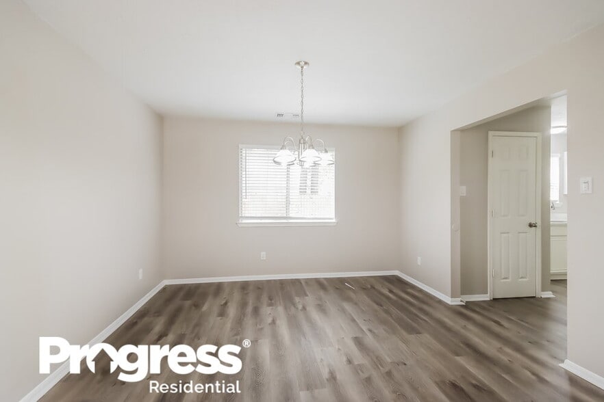 Building Photo - 18450 Hollow Oaks Cir