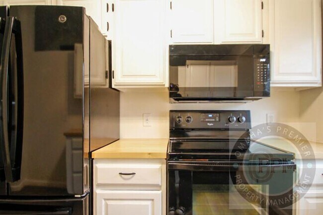 Building Photo - Spacious 4-bedroom, 3-bath home in Omaha