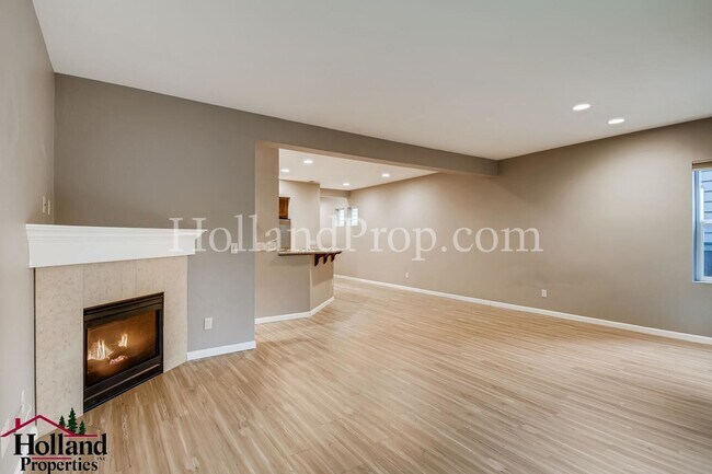 Building Photo - Stunning 3 Bedroom 2.5 Bathroom Home with ...