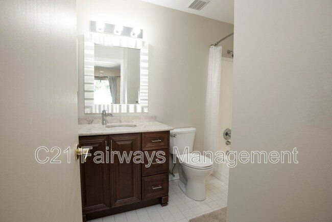 Building Photo - 804 Fairways Dr