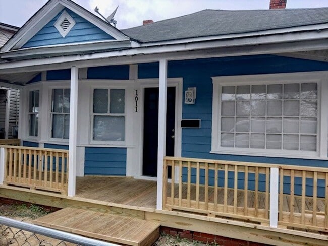 Building Photo - 1611 Castle St