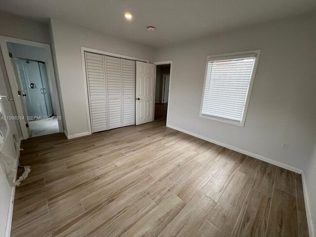 Building Photo - 811 NW 21st Ct