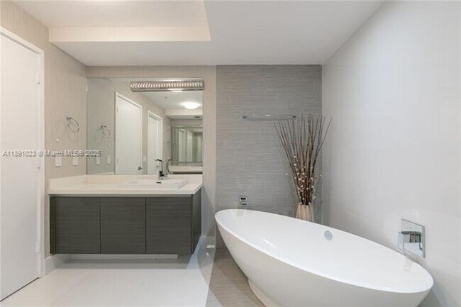 Building Photo - 300 Sunny Isles Blvd