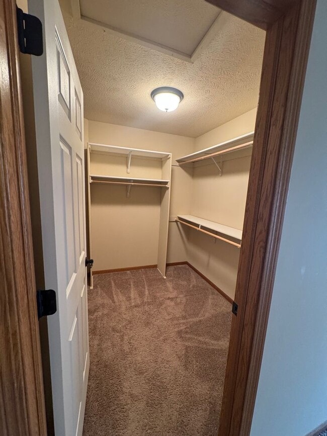 Building Photo - Spacious 3-Bedroom Townhome in Prairie Vil...