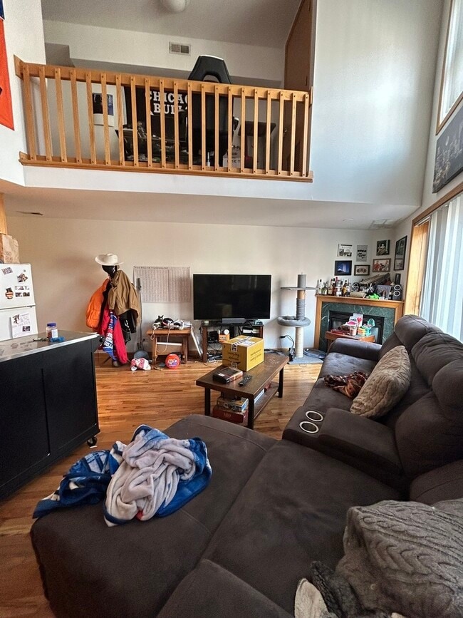 Building Photo - 865 W Buckingham Pl